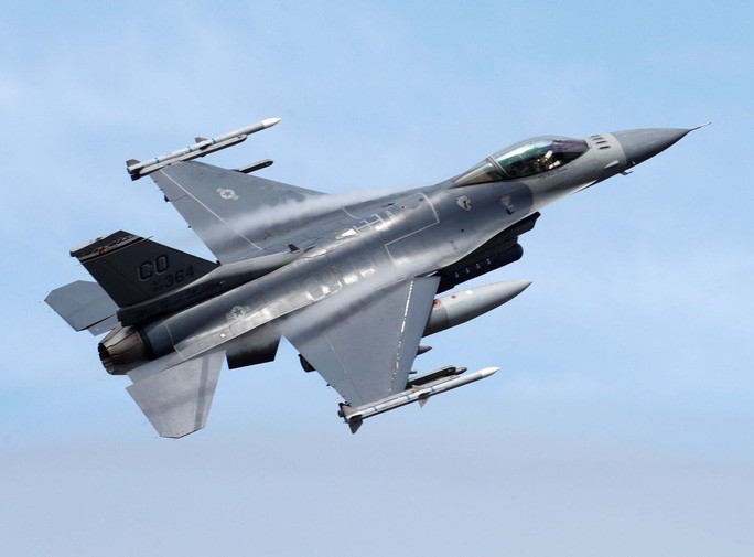 Chiến cơ F-16 xuất kích, chặn máy bay dân sự Chiến cơ F-16 xuất kích, chặn máy bay dân sự