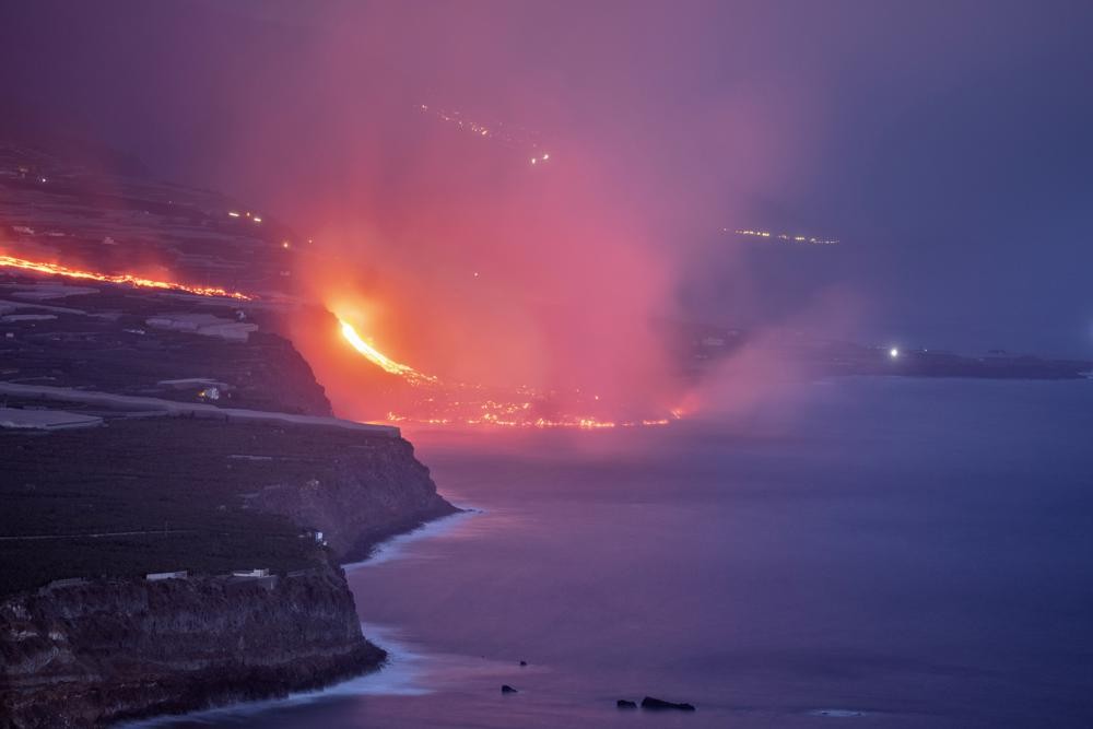 Khoảnh khắc dung nham núi lửa La Palma tràn xuống Đại Tây Dương Khoảnh khắc dung nham núi lửa La Palma tràn xuống Đại Tây Dương