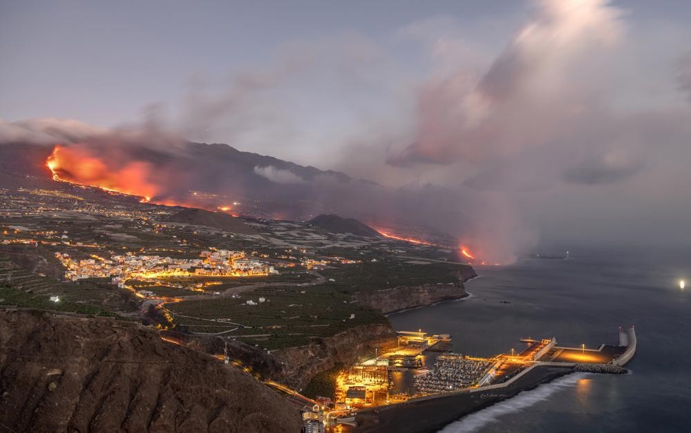 Khoảnh khắc dung nham núi lửa La Palma tràn xuống Đại Tây Dương Khoảnh khắc dung nham núi lửa La Palma tràn xuống Đại Tây Dương