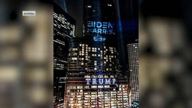 Logo Biden - Harris bất ngờ được thắp sáng trên tòa tháp Trump Logo Biden - Harris bất ngờ được thắp sáng trên tòa tháp Trump