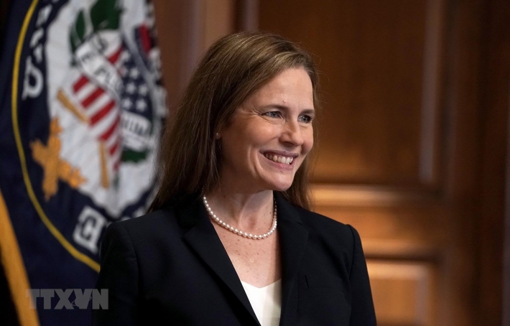 Bà Amy Coney Barrett chính thức trở thành Thẩm phán Tòa án Tối cao Mỹ Bà Amy Coney Barrett chính thức trở thành Thẩm phán Tòa án Tối cao Mỹ