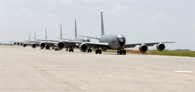KC-135 Mỹ thị uy với màn 'Voi đi bộ' KC-135 Mỹ thị uy với màn 'Voi đi bộ'