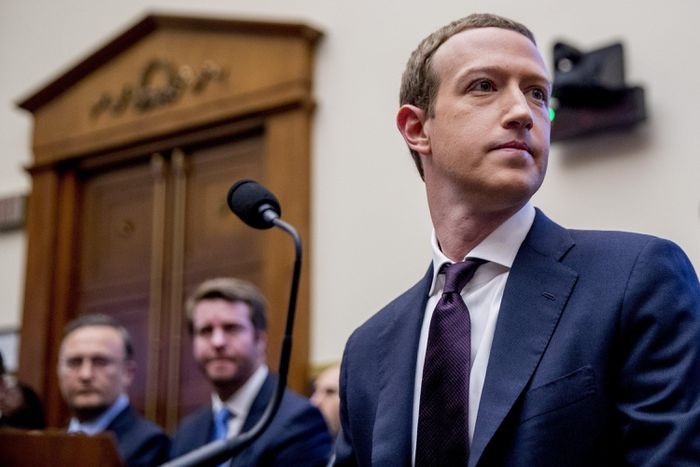Cựu Tổng thống Trump gọi CEO Facebook là 'tội phạm' Cựu Tổng thống Trump gọi CEO Facebook là 'tội phạm'