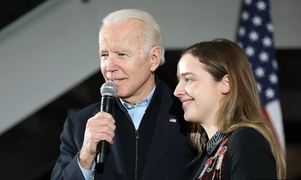 Cô sinh viên xinh đẹp luôn sát cánh bên ông Biden là ai? Cô sinh viên xinh đẹp luôn sát cánh bên ông Biden là ai?