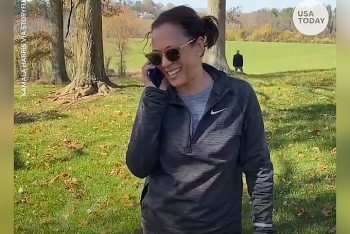 Đoạn clip ngắn gọi điện chúc mừng ông Joe Biden của bà Kamala Harris gây 