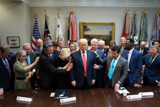 Ảnh ông Trump buồn bã nhắm nghiền mắt bên cạnh các cộng sự là ảnh cũ, không liên quan đến bầu cử Mỹ Ảnh ông Trump buồn bã nhắm nghiền mắt bên cạnh các cộng sự là ảnh cũ, không liên quan đến bầu cử Mỹ