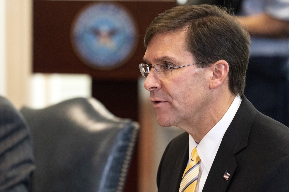 Tổng thống Trump lạnh lùng sa thải Bộ trưởng Quốc phòng Mark Esper, phe Dân chủ kịch liệt phản đối Tổng thống Trump lạnh lùng sa thải Bộ trưởng Quốc phòng Mark Esper, phe Dân chủ kịch liệt phản đối