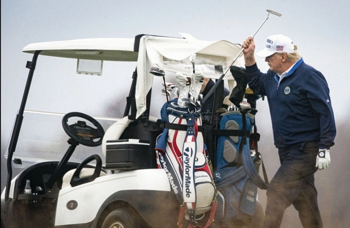 Ông Trump dành 2 ngày cuối tuần thảnh thơi chơi golf Ông Trump dành 2 ngày cuối tuần thảnh thơi chơi golf