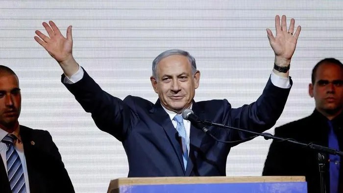 Cựu Thủ tướng Israel giơ tay bỏ phiếu nhầm cho đối thủ Cựu Thủ tướng Israel giơ tay bỏ phiếu nhầm cho đối thủ