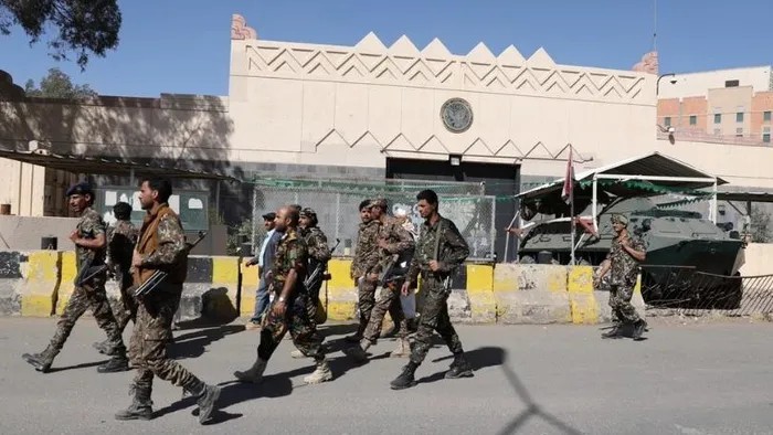 Sứ quán Hoa Kỳ ở Yemen bị tấn công, nhân viên bị bắt làm con tin, tài liệu bị thu giữ Sứ quán Hoa Kỳ ở Yemen bị tấn công, nhân viên bị bắt làm con tin, tài liệu bị thu giữ
