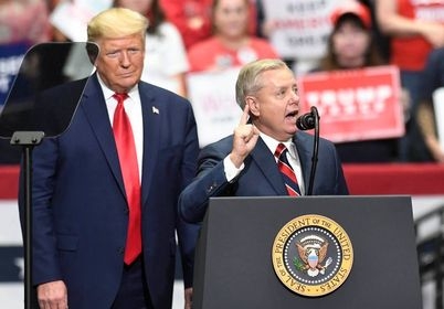 Đồng minh thân cận khuyên ông Trump nên tới dự lễ nhậm chức của ông Biden Đồng minh thân cận khuyên ông Trump nên tới dự lễ nhậm chức của ông Biden