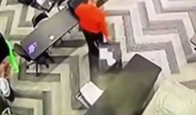 Bang Georgia đột ngột kêu gọi thanh tra lại chữ ký sau khi phe ông Trump công bố video tố gian lận phiếu bầu Bang Georgia đột ngột kêu gọi thanh tra lại chữ ký sau khi phe ông Trump công bố video tố gian lận phiếu bầu