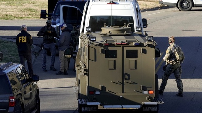 FBI lục soát nhà của nghi phạm đánh bom ngày Giáng sinh ở Mỹ FBI lục soát nhà của nghi phạm đánh bom ngày Giáng sinh ở Mỹ