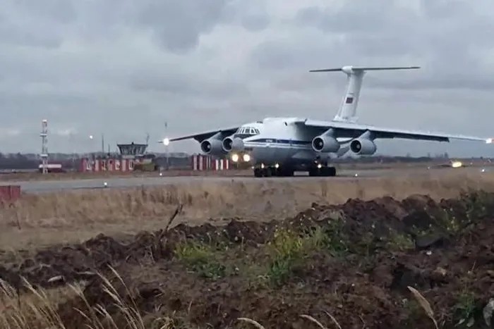 Nga bất ngờ điều 3 máy bay vận tải quân sự đến Kabul Nga bất ngờ điều 3 máy bay vận tải quân sự đến Kabul
