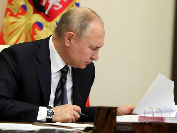 Ông Putin ký luật mới, không cho phép có 'tổng thống' nào khác ở Nga Ông Putin ký luật mới, không cho phép có 'tổng thống' nào khác ở Nga