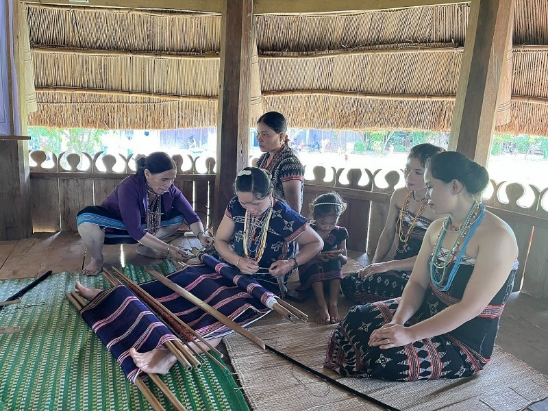 ອາຊີບຕ່ຳຜ້າພື້ນເມືອງຫັດຖະກຳຢູ່ ເປີນິງ, ຕາແສງລັງ, ແຂວງກວາງນາມ: ຕ້ອງມີກົນໄກອະນຸລັກສະເພາະ ອາຊີບຕ່ຳຜ້າພື້ນເມືອງຫັດຖະກຳຢູ່ ເປີນິງ, ຕາແສງລັງ, ແຂວງກວາງນາມ: ຕ້ອງມີກົນໄກອະນຸລັກສະເພາະ