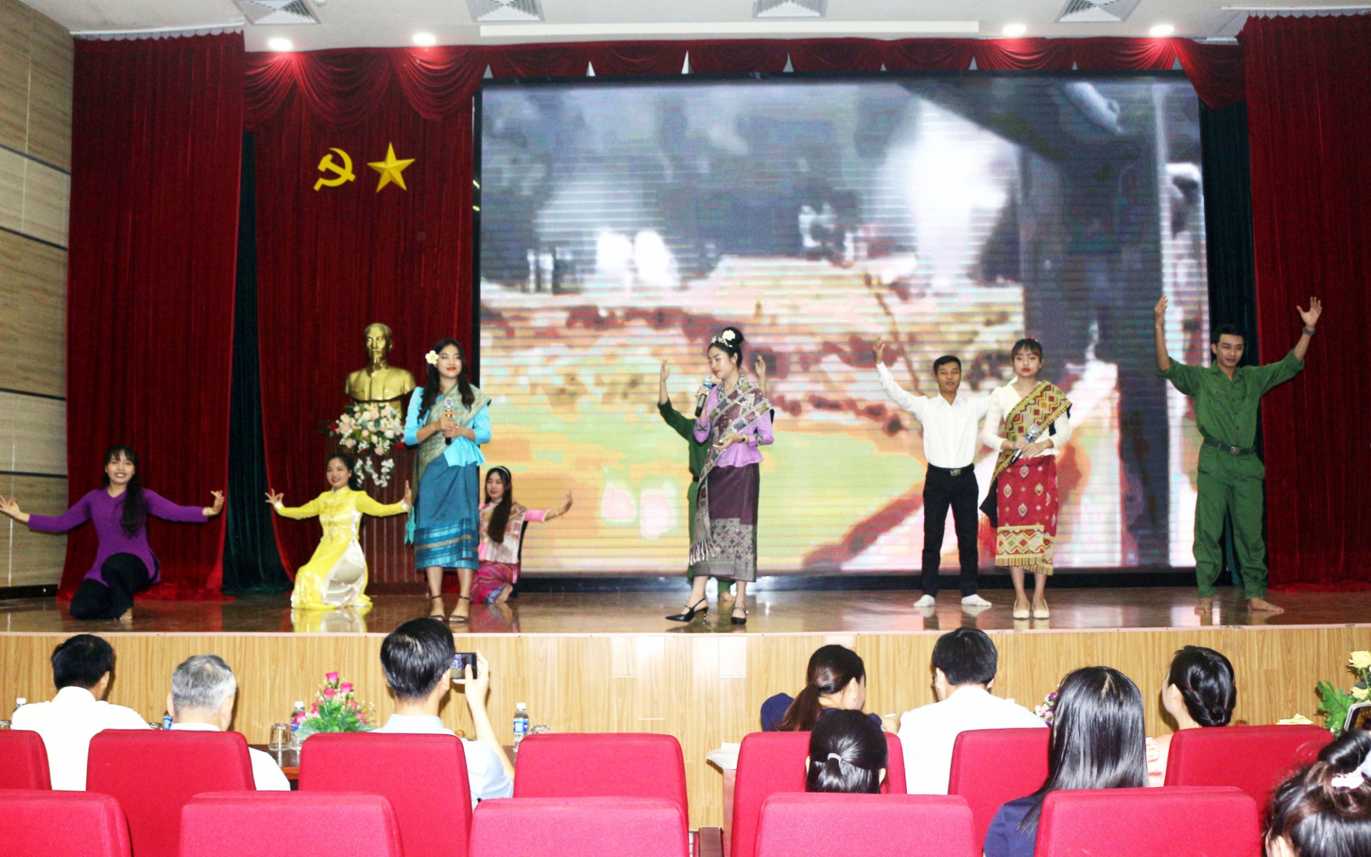 ທີມນັກສຶກສາລາວ ໄດ້ຮັບລາງວັນທີໜຶ່ງໃນການແຂ່ງເວົ້າພາສາຫວຽດ ທີມນັກສຶກສາລາວ ໄດ້ຮັບລາງວັນທີໜຶ່ງໃນການແຂ່ງເວົ້າພາສາຫວຽດ