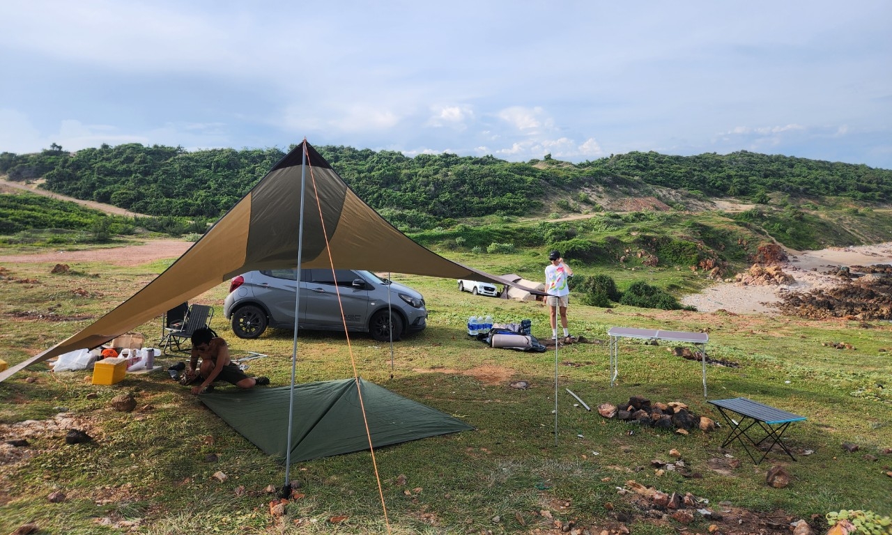 ສອງ​ມື້​ຕັ້ງ​ຄ້າຍ​ຢູ່ແຫຼມ​ດິນ​ທີ່​ປະຖົມປະຖານສວຍ​ງາມ​ຢູ່​ຫາດຊາຍທະເລບິ່ງ​ທ້ວນ