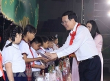 ຫຼາຍກວ່າ 370 ຕື້ດົ່ງມອບຂອງຂວັນບຸນໄຫວ້ພະຈັນໃຫ້ເດັກນ້ອຍ 6 ລ້ານຄົນໃນທົ່ວປະເທດ