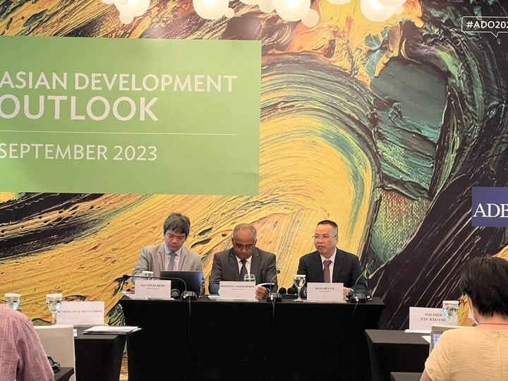 ADB ຄາດ​ຄະ​ເນ​ການ​ເຕີບ​ໂຕ​ເສດ​ຖະ​ກິດ​ຫວຽດ​ນາມ​ໃນ​ປີ 2023 ຈະ​ບັນ​ລຸ 5,8%