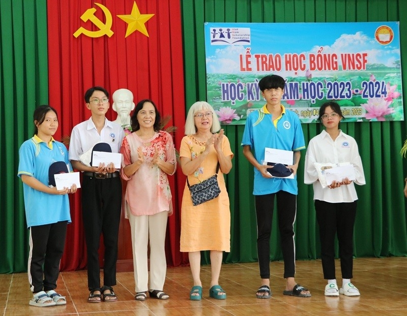 VNSF ມອບທຶນການສຶກສາໃຫ້ນັກຮຽນ, ນັກສຶກສາ 64 ຄົນທີ່ມີສະພາບຫຍຸ້ງຍາກຢູ່ ດົ່ງທາບ VNSF ມອບທຶນການສຶກສາໃຫ້ນັກຮຽນ, ນັກສຶກສາ 64 ຄົນທີ່ມີສະພາບຫຍຸ້ງຍາກຢູ່ ດົ່ງທາບ