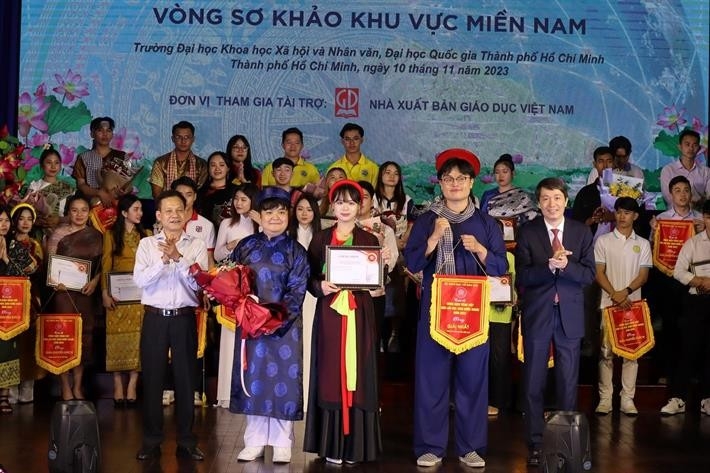 ແຜ່ກະຈາຍຄວາມຮັກແພງຫວຽດນາມ ຜ່ານການແຂ່ງຂັນເວົ້າພາສາຫວຽດເກັ່ງ ແຜ່ກະຈາຍຄວາມຮັກແພງຫວຽດນາມ ຜ່ານການແຂ່ງຂັນເວົ້າພາສາຫວຽດເກັ່ງ