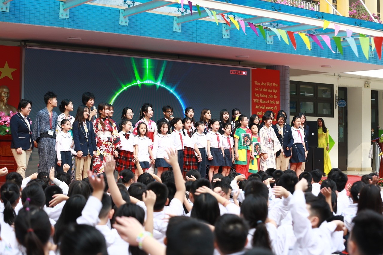 ນັກສຶກສາຫວຽດນາມ - ຍີ່ປຸ່ນ ຈຳນວນ 320 ຄົນ ໄດ້ພົບປະແລກປ່ຽນມິດຕະພາບຢູ່ຮ່າໂນ້ຍ ນັກສຶກສາຫວຽດນາມ - ຍີ່ປຸ່ນ ຈຳນວນ 320 ຄົນ ໄດ້ພົບປະແລກປ່ຽນມິດຕະພາບຢູ່ຮ່າໂນ້ຍ