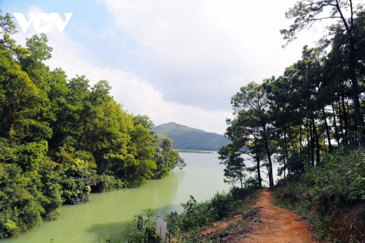 ວັດ ໂລຍເອີມເທື້ອງ- ວັດເກົ່າແກ່ງຽບຂຶມຢູ່ກາງພື້ນທີ່ສີຂຽວ