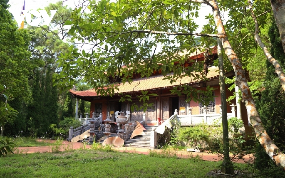 ວັດ ໂລຍເອີມເທື້ອງ- ວັດເກົ່າແກ່ງຽບຂຶມຢູ່ກາງພື້ນທີ່ສີຂຽວ