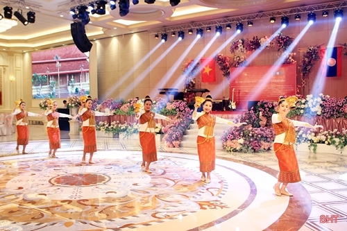 ລາຍການສະແດງສິລະປະທີ່ການພົບປະ. ພາບ: baohatinh.vn