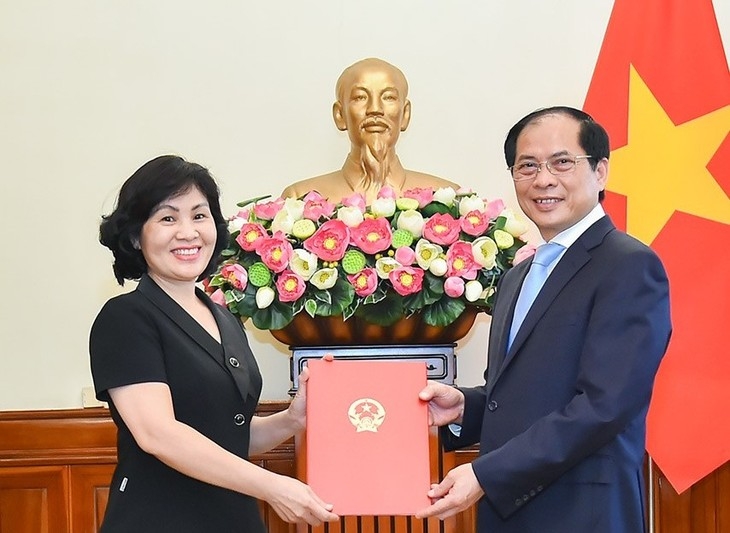ສະຖານກົງສູນໃຫຍ່ ຫວຽດນາມ ປະຈຳ ຫຼວງພະບາງ ຍື່ນໜັງສືມອບສິດທາງກົງສູນ ສະຖານກົງສູນໃຫຍ່ ຫວຽດນາມ ປະຈຳ ຫຼວງພະບາງ ຍື່ນໜັງສືມອບສິດທາງກົງສູນ
