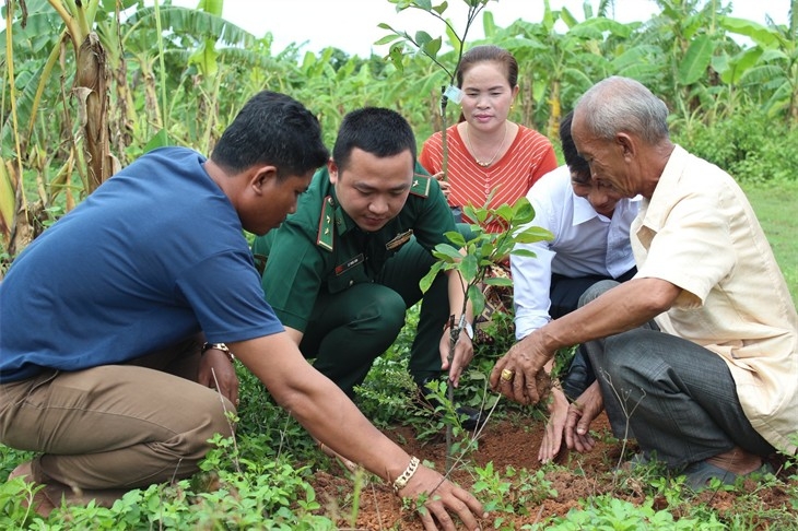 ນ້ຳໃຈ ຫວຽດນາມ - ລາວ ຢູ່ ເຂດຊາຍແດນ