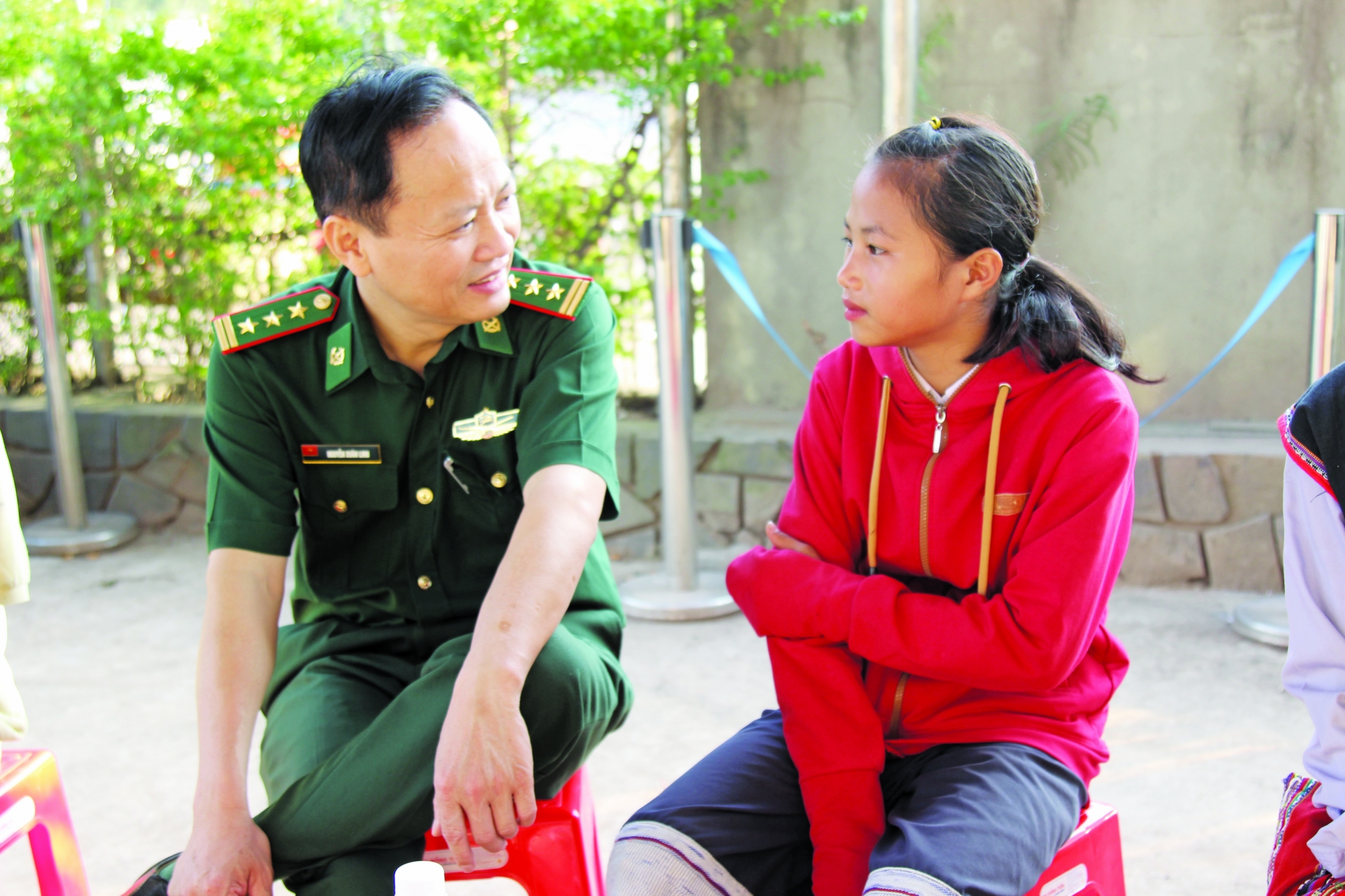 ພັນເອກ ຫງວຽນຊວນລິງ, ພະນັກງານການເມືອງປ້ອມປ້ອງກັນຊາຍແດນ ລາໄລ ພວມໂອ້ລົມກັບລູກສາວບຸນທຳຂອງຕົນ ໂຮ່ທິຫງິນ. ພັນເອກ ຫງວຽນຊວນລິງ, ພະນັກງານການເມືອງປ້ອມປ້ອງກັນຊາຍແດນ ລາໄລ ພວມໂອ້ລົມກັບລູກສາວບຸນທຳຂອງຕົນ ໂຮ່ທິຫງິນ.