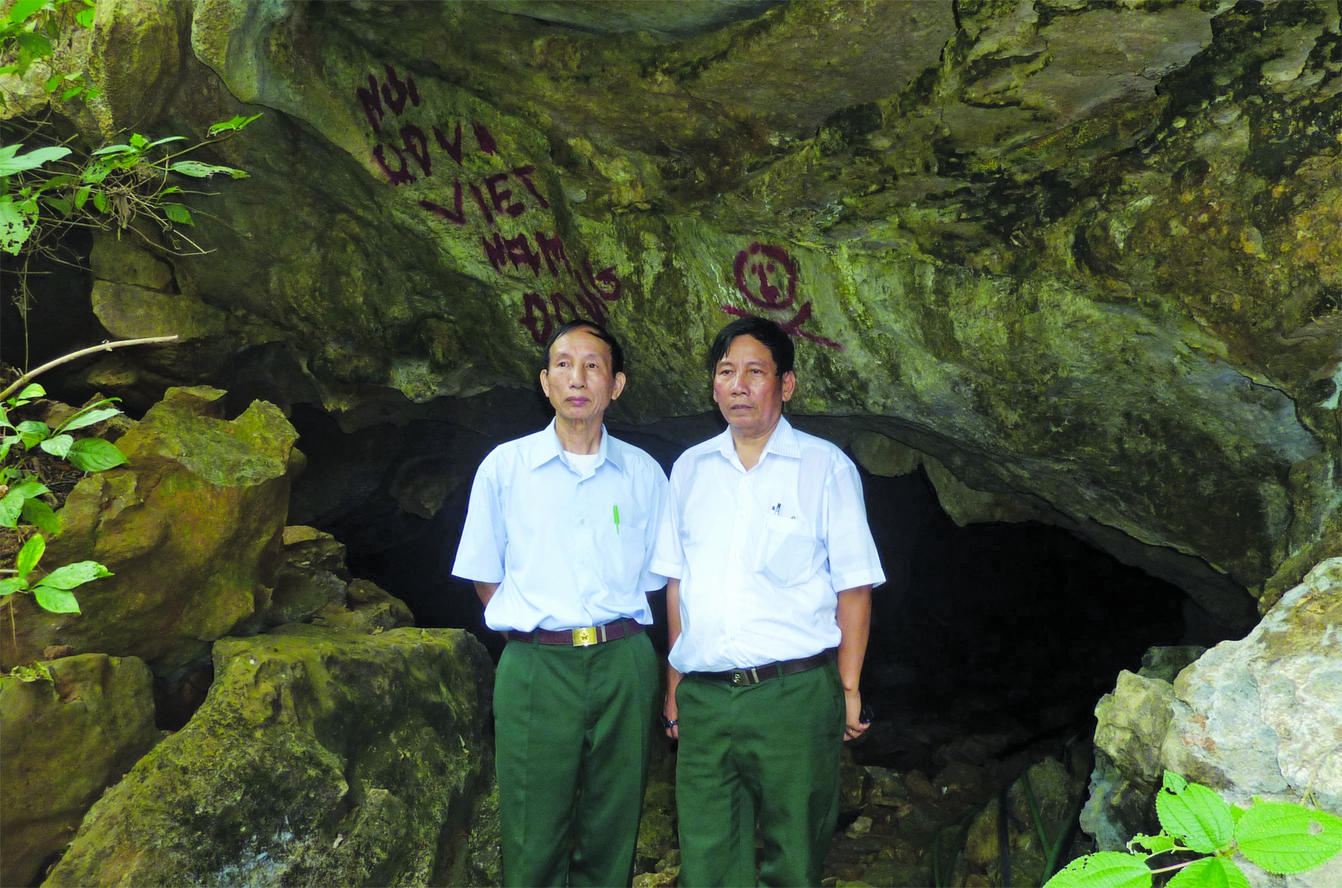 ທ່ານພົນຈັດຕະວາ ຫງວຽນບ໋າຕ່ອງ ແລະ  ພັນເອກ ຫວູຈິງເຕື່ອງ   ສຳຫຼວດຮ່ອງຮອຍສາງນ້ຳມັນ  ເຈື່ອງເຊີນ ໃນຖ້ຳຫີນຢູ່ ເຂດບ້ານໄມ, ເມືອງ ເຊໂປນ  (ສະຫວັນນະເຂດ, ລາວ).