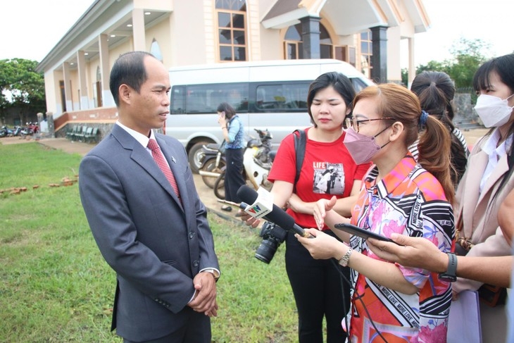 ບັນດານັກຂ່າວສຳພາດ ຄຸນພໍ່ Ai Krol (ພາບ:baodaklak.vn) ບັນດານັກຂ່າວສຳພາດ ຄຸນພໍ່ Ai Krol (ພາບ:baodaklak.vn)