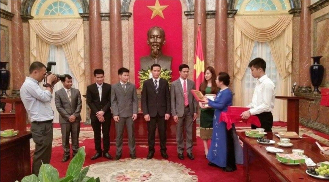 ຮູບລຸງໂຮ່ - ກໍາລັງໃຈເພື່ອໃຫ້ຂ້າພະເຈົ້າພະຍາຍາມສຶກສາຮໍ່າຮຽນ ແລະ ເຝິກຝົນຫຼໍ່ຫຼອມ