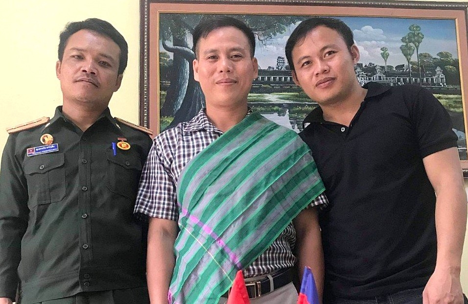ຜ້າບ່ຽງແຫ່ງຄວາມຮັກແພງຂອງໝູ່ຄົນລາວ ຜ້າບ່ຽງແຫ່ງຄວາມຮັກແພງຂອງໝູ່ຄົນລາວ