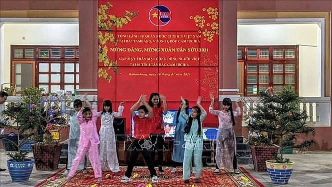 Gặp mặt cộng đồng người Việt tại 8 tỉnh Tây Bắc Campuchia Gặp mặt cộng đồng người Việt tại 8 tỉnh Tây Bắc Campuchia