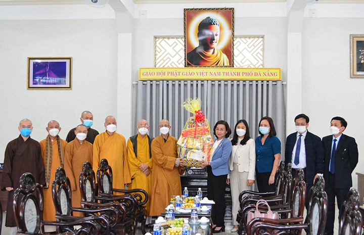 Thăm, tặng quà các vị chức sắc, các cơ sở tôn giáo trên cả nước nhân dịp Tết Nguyên đán Nhâm Dần