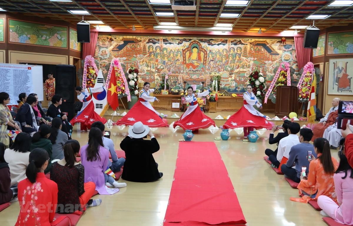 Suy ngẫm về tính chung sống hài hoà, bao dung trong văn hóa Việt Suy ngẫm về tính chung sống hài hoà, bao dung trong văn hóa Việt