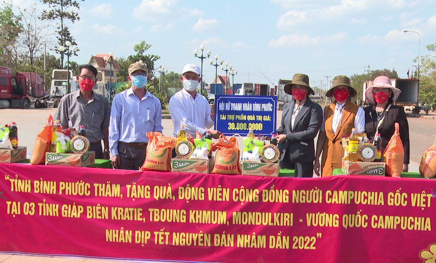 Bình Phước tặng hơn 1.000 phần quà cho cộng đồng người Campuchia gốc Việt Bình Phước tặng hơn 1.000 phần quà cho cộng đồng người Campuchia gốc Việt