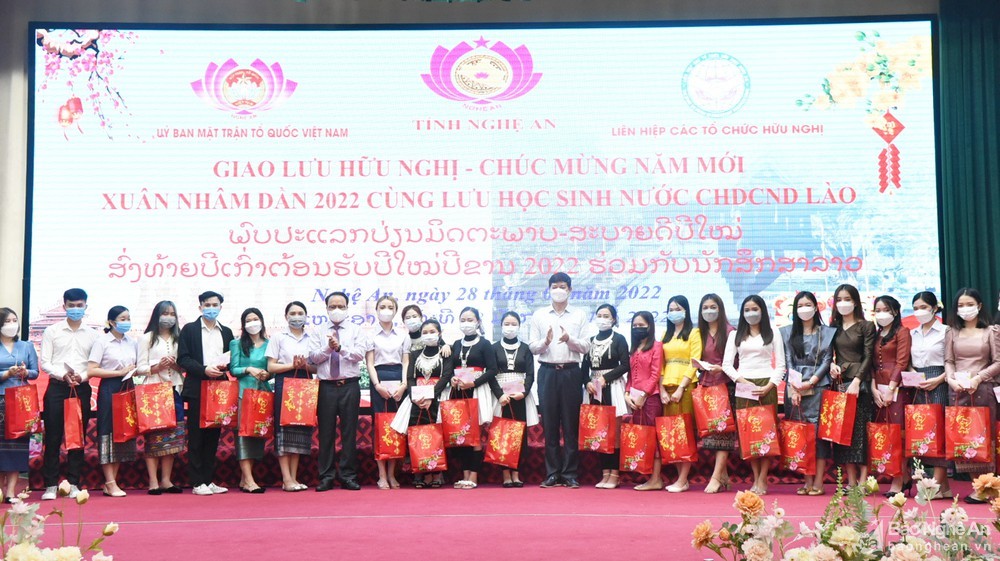 Liên hiệp các tổ chức hữu nghị tỉnh Nghệ An chia sẻ không khí đón Tết, vui Xuân với các lưu học sinh Lào Liên hiệp các tổ chức hữu nghị tỉnh Nghệ An chia sẻ không khí đón Tết, vui Xuân với các lưu học sinh Lào