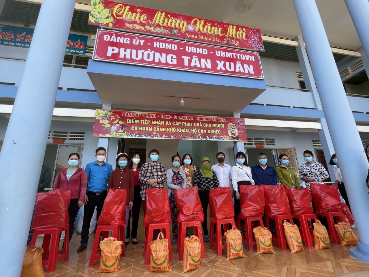 Sở Ngoại vụ, Liên hiệp các tổ chức hữu nghị tỉnh Bình Phước tặng quà cho công nhân nghèo đón Tết Sở Ngoại vụ, Liên hiệp các tổ chức hữu nghị tỉnh Bình Phước tặng quà cho công nhân nghèo đón Tết