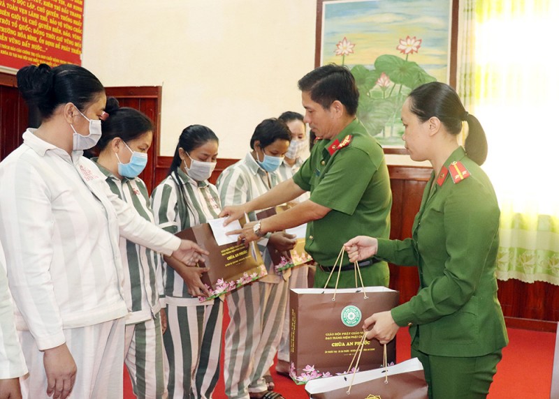 Giảm án, tha tù, tặng quà, chăm lo cho đời sống phạm nhân dịp Tết Nhâm Dần Giảm án, tha tù, tặng quà, chăm lo cho đời sống phạm nhân dịp Tết Nhâm Dần