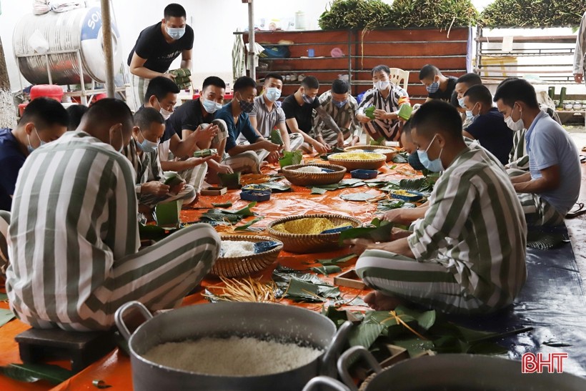 Giảm án, tha tù, tặng quà, chăm lo cho đời sống phạm nhân dịp Tết Nhâm Dần Giảm án, tha tù, tặng quà, chăm lo cho đời sống phạm nhân dịp Tết Nhâm Dần