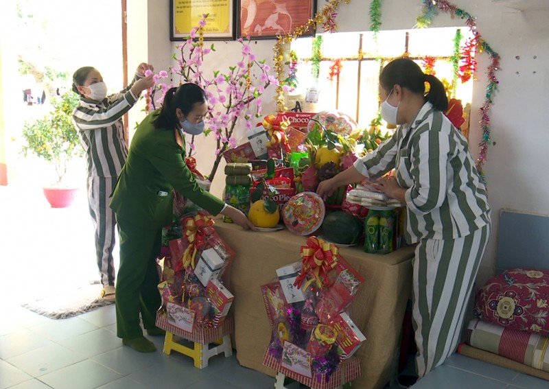 Giảm án, tha tù, tặng quà, chăm lo cho đời sống phạm nhân dịp Tết Nhâm Dần Giảm án, tha tù, tặng quà, chăm lo cho đời sống phạm nhân dịp Tết Nhâm Dần