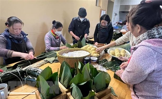 Kiều bào gói bánh chưng xanh đón Tết cổ truyền nơi đất khách Kiều bào gói bánh chưng xanh đón Tết cổ truyền nơi đất khách