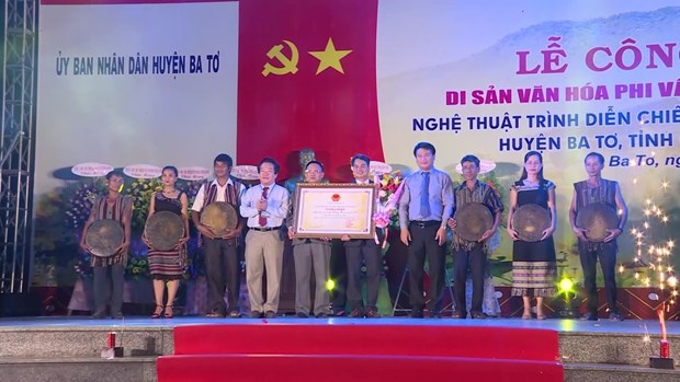 Độc đáo nghệ thuật trình diễn chiêng ba của người Hrê ở Quảng Ngãi hình ảnh 2 Doc dao nghe thuat trinh dien chieng ba cua nguoi Hre o Quang Ngai hinh anh 2