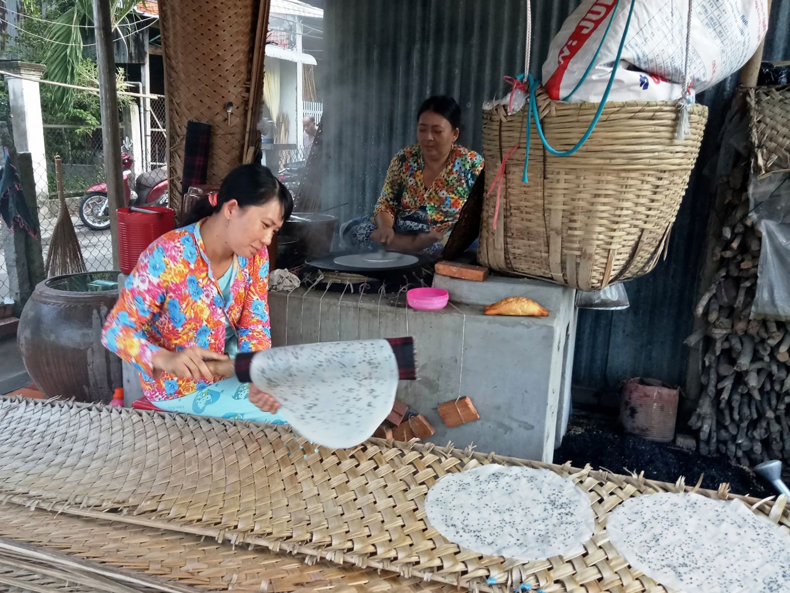 Rộn ràng làng bánh tráng trăm tuổi Thuận Hưng Chú thích ảnh