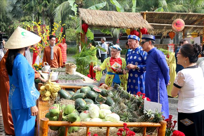 Du khách quốc tế hào hứng làm bánh chưng ngày Tết cổ truyền Việt Nam Chú thích ảnh